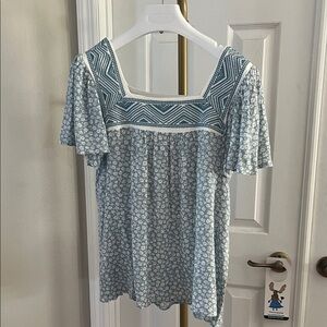 New NWOT Heyson Flowy Blue Floral Women's Top with Embroidered neckline Sz Small